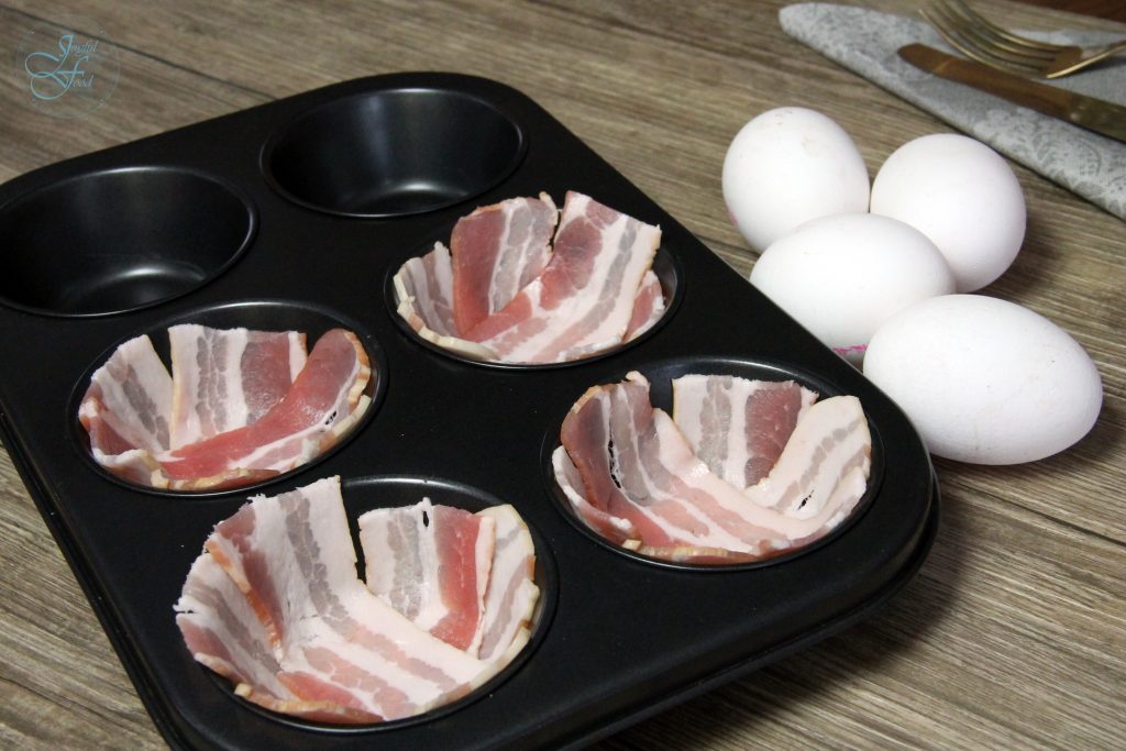 Ei im Korb, Ei mit Speck