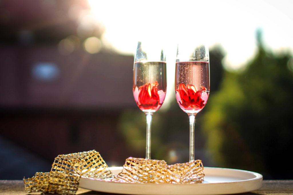 Der Besondere Aperitif Sekt Mit Hibiskusbluten Joyful Food