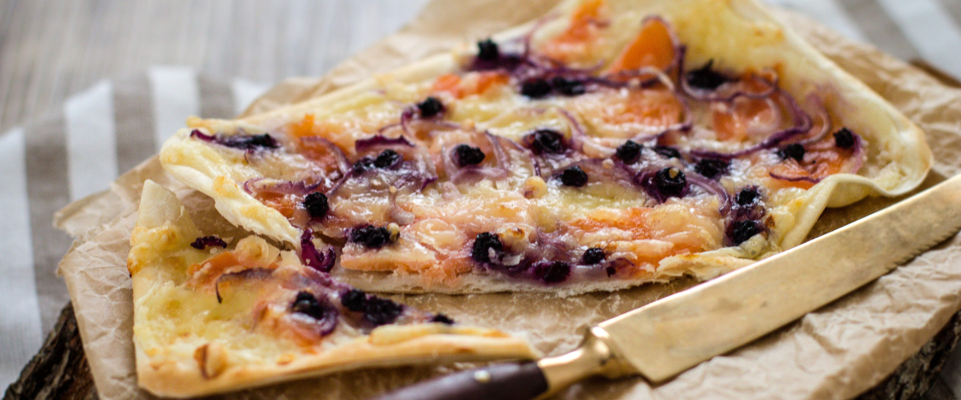 Flammkuchen mit Lachs und Blaubeeren