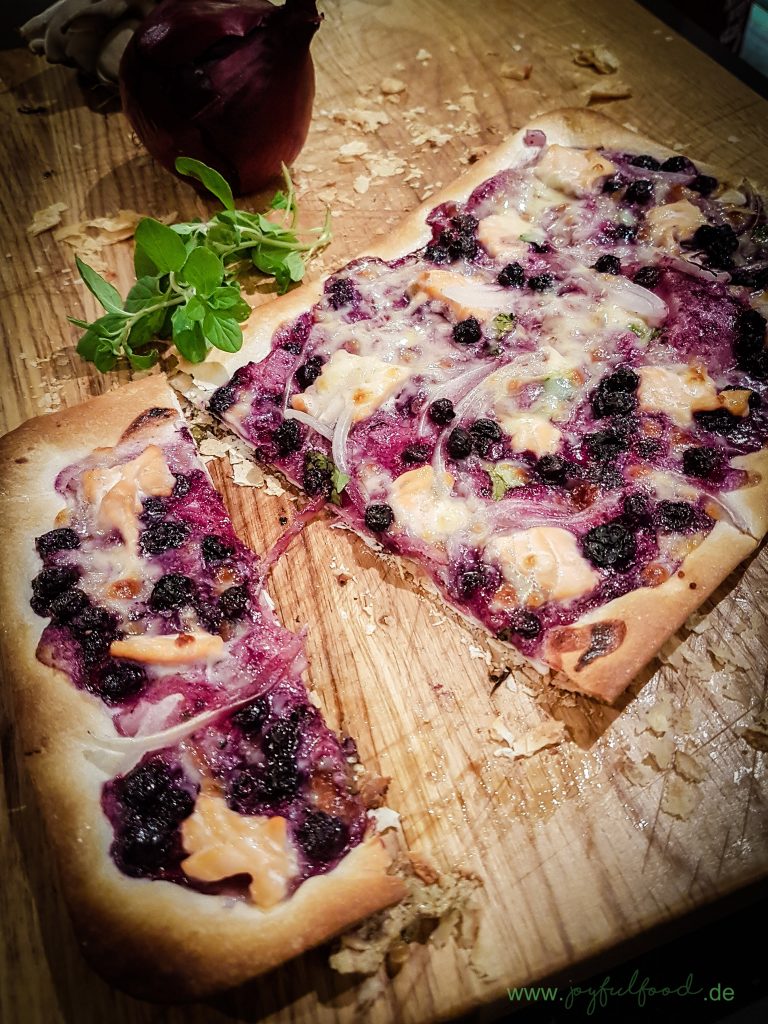 Flammkuchen Lachs und Blaubeeren