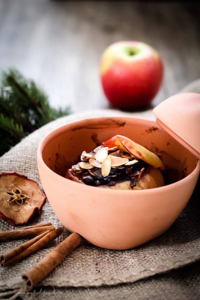 Bratapfel mit Blaubeeren und gerösteten Mandeln | Joyful Food
