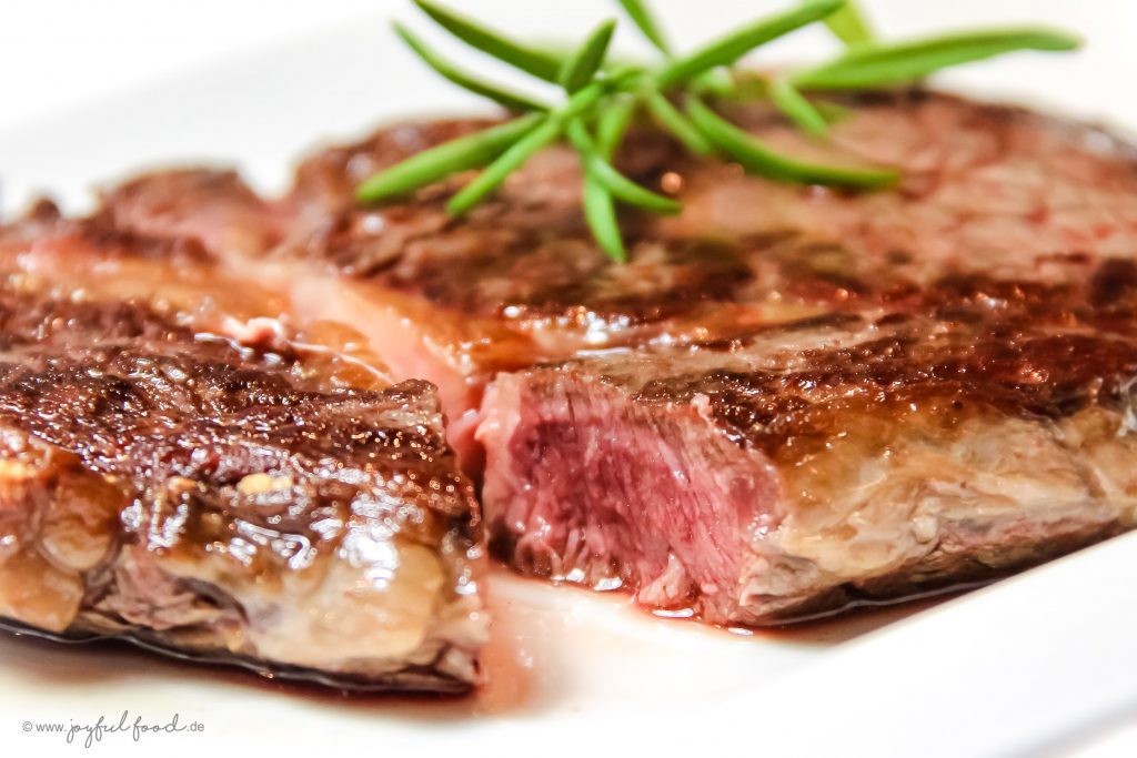 Schnelle Tomaten- Kräuterbutter mit Rib-Eye Steak | Joyful Food