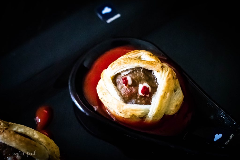 Halloween Rezept: Hack Mumien mit Tomatensauce | Joyful Food