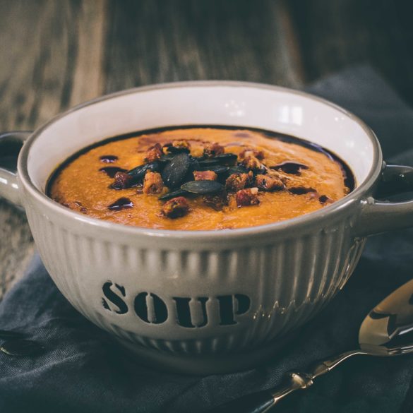 Geröstete Kürbissuppe mit Schinken und Chili | Joyful Food