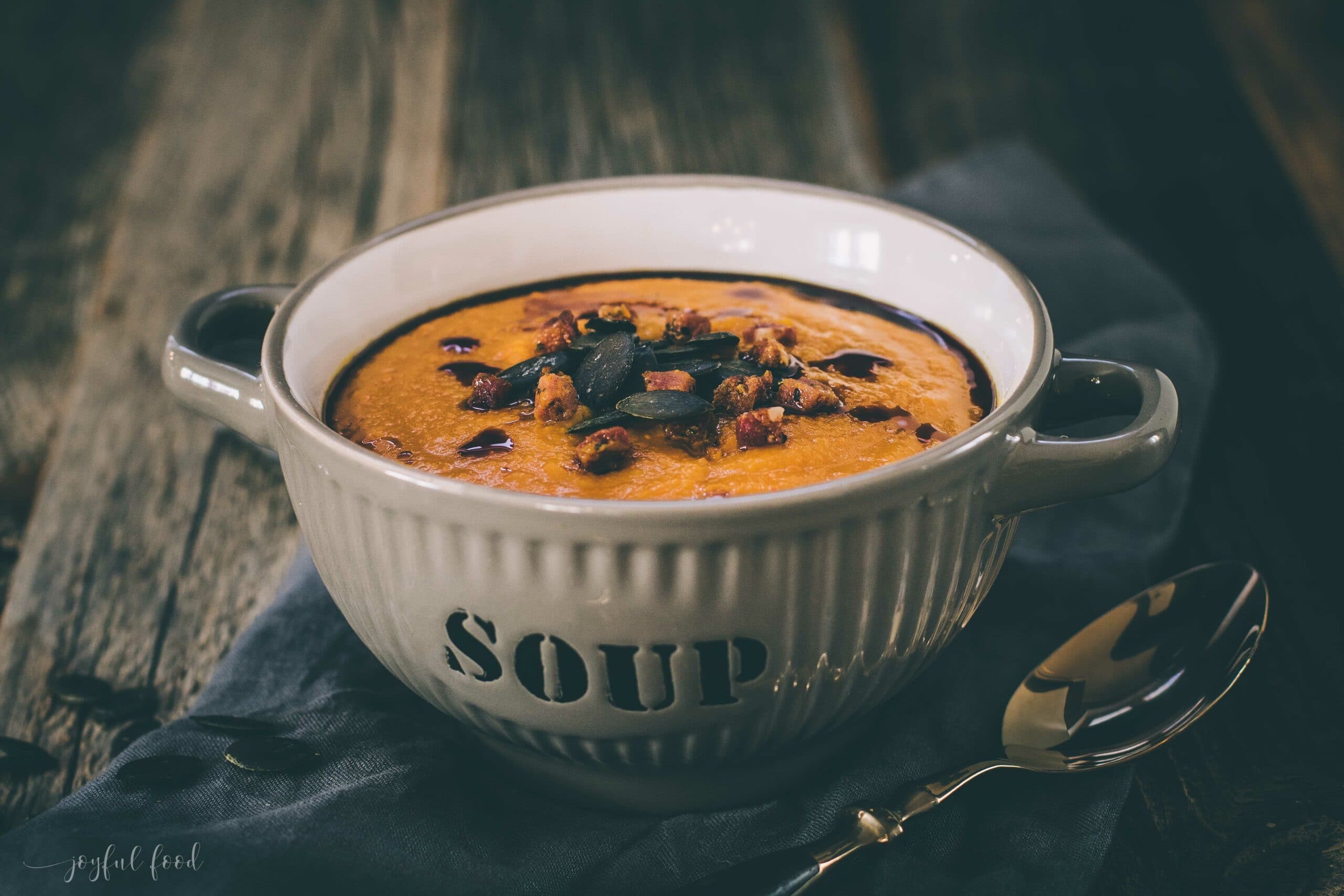 Geröstete Kürbissuppe mit Schinken und Chili | Joyful Food