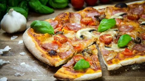 Pizza Rezept wie beim Italiener für 4 Personen