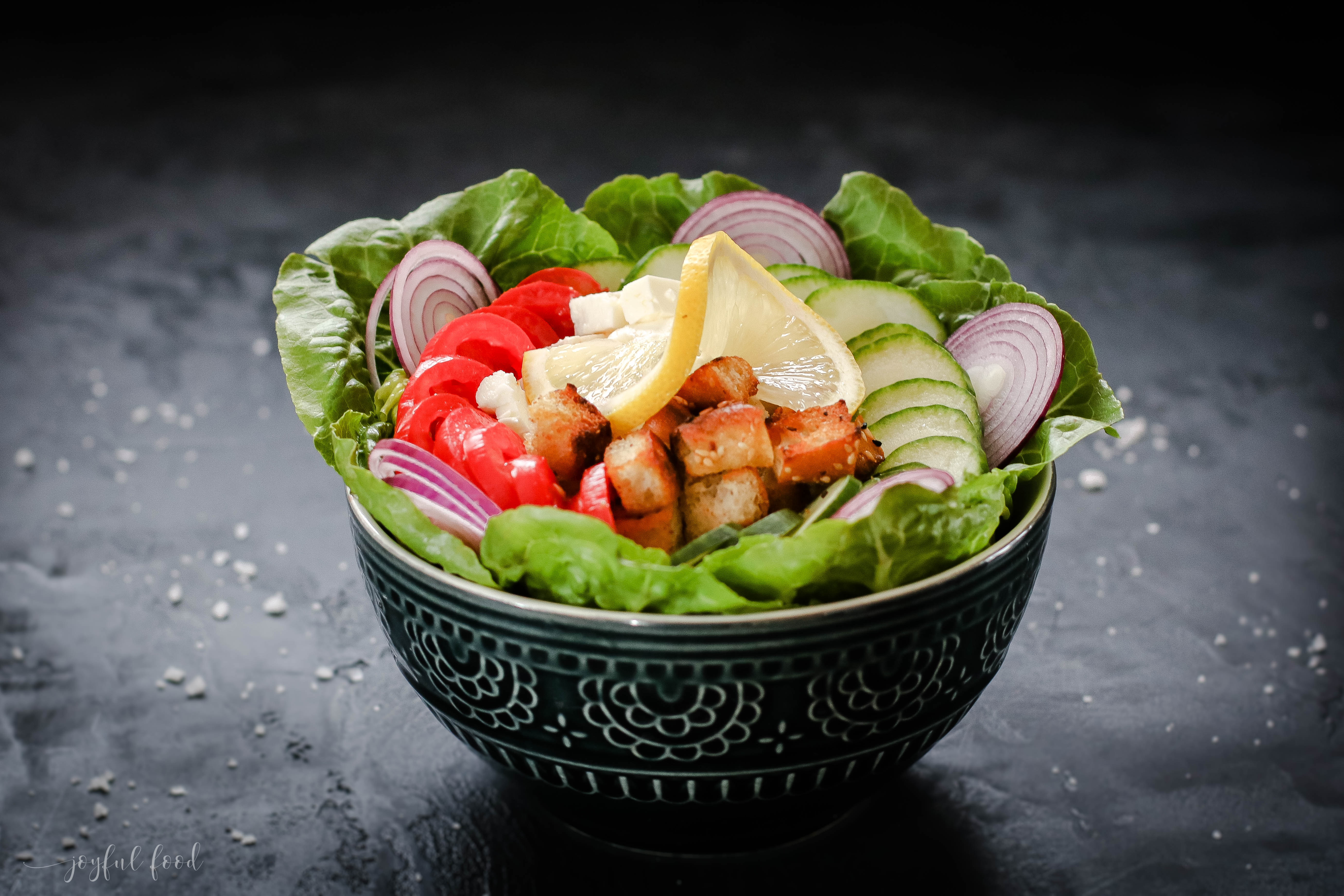 Griechische Salat Bowl mit knusprigen Pita Bites | Joyful Food