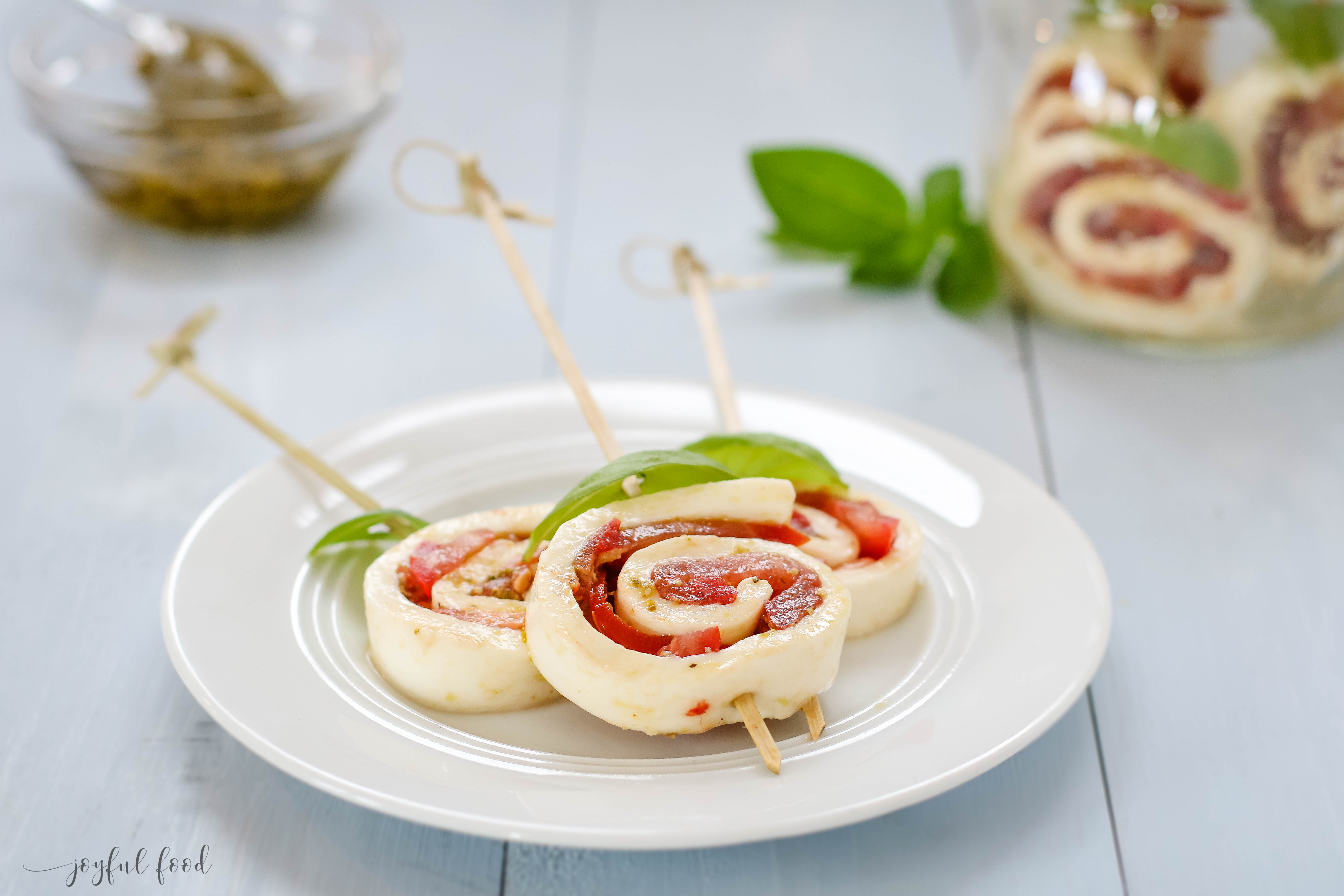 Tomate Mozzarella Spieße Caprese Style mit Mozzarella Wraps | Joyful Food