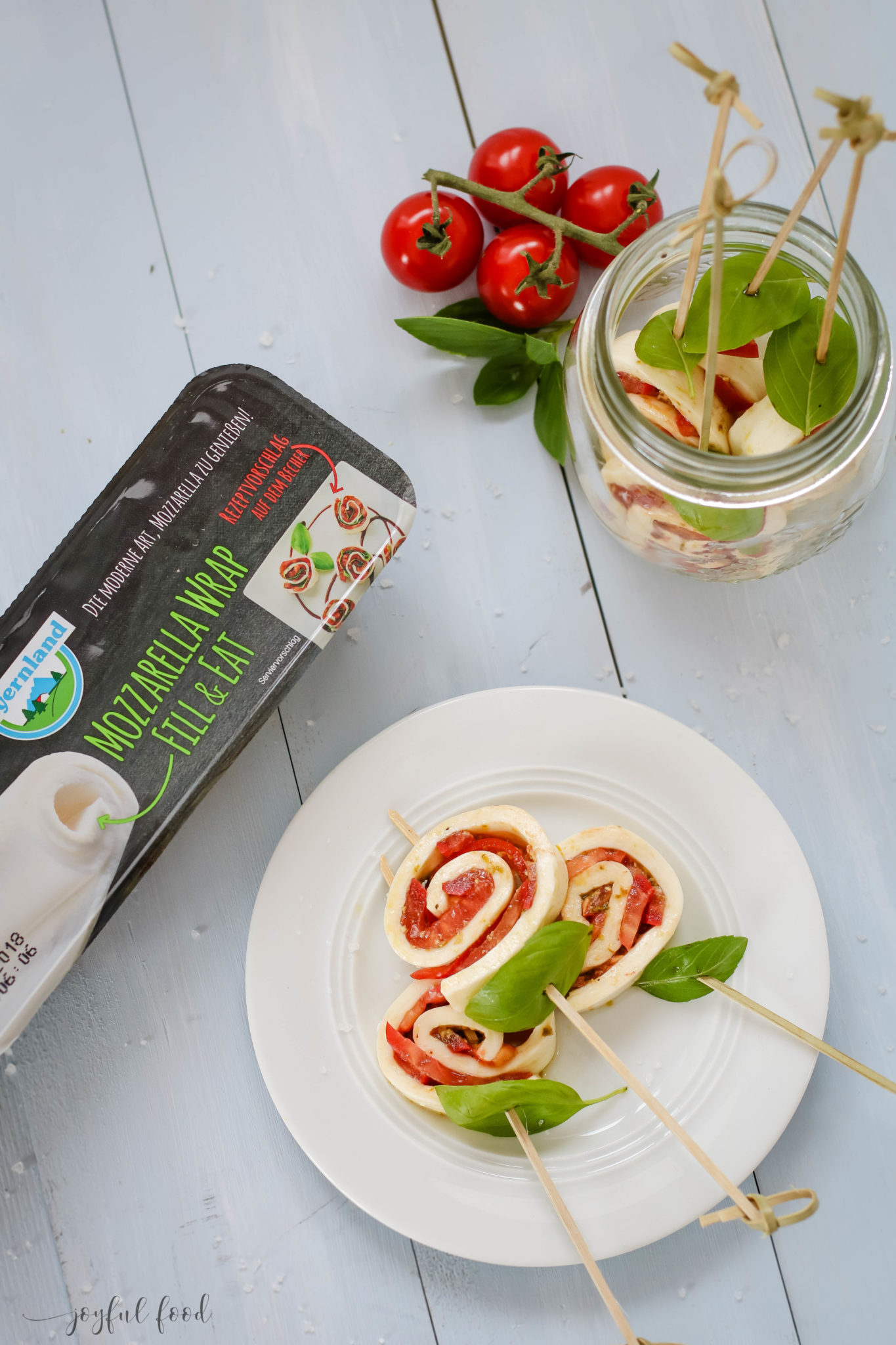 Tomate Mozzarella Spieße Caprese Style mit Mozzarella Wraps | Joyful Food