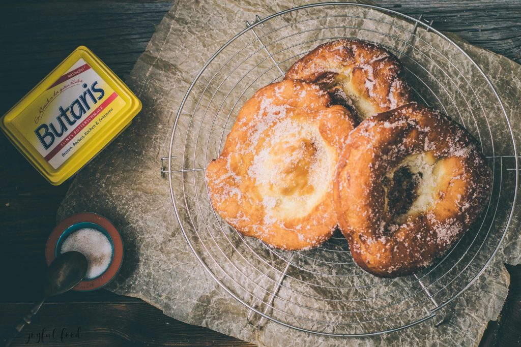 Auszogne - original bayrisches Schmalznudel Rezept | Joyful Food