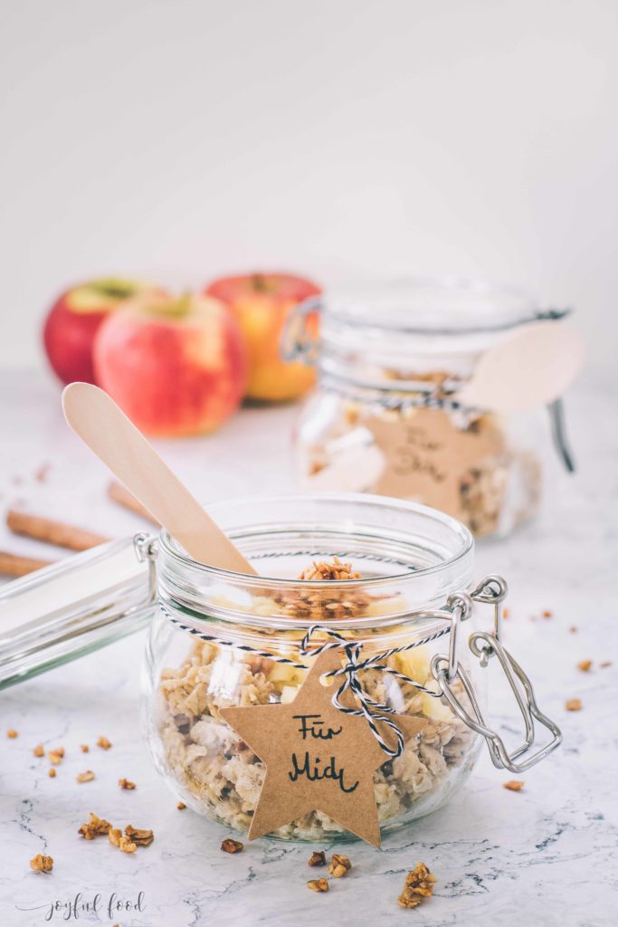 Bratapfel-Porridge mit Mandel Granola