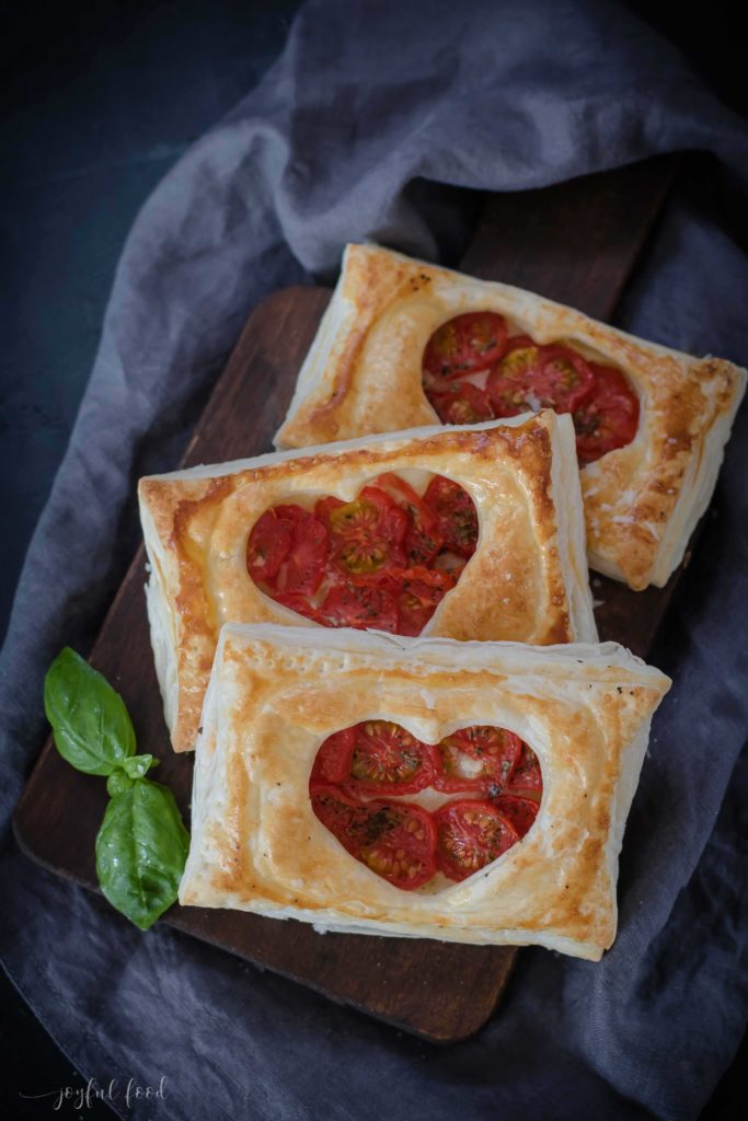 Tomate Mozzarella Blätterteigtaschen-3