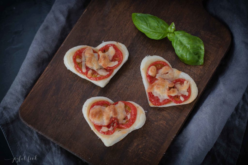 Tomate Mozzarella Blätterteigtaschen-3
