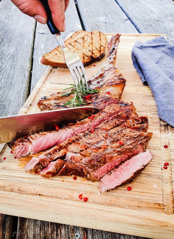 Wie Grille Ich Das Perfekte Steak Auf Dem Gasgrill Tomahawk Steak grillen: so gelingt das perfekte Steak | Joyful Food
