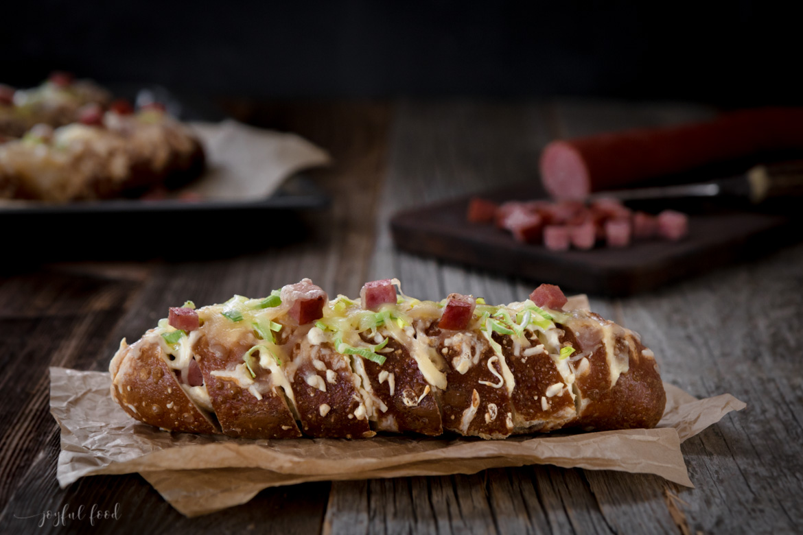 Laugenstangen köstlich überbacken: Bayerisches Brotzeit Rezept | Joyful ... Laugenstangen köstlich überbacken: Bayerisches Brotzeit Rezept | Joyful ...